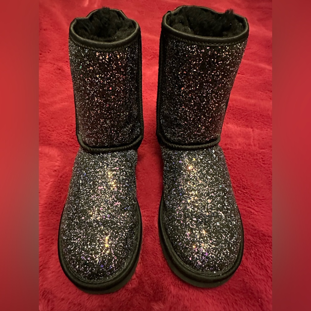 UGG: Women's Classic Short Cosmos Boot, Size 8